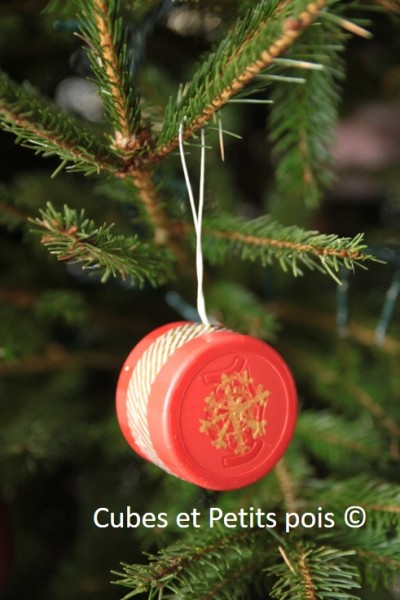 Boules de Noël en bouchons de bouteilles en plastique Boules de Noël en bouchons de bouteilles en plastique